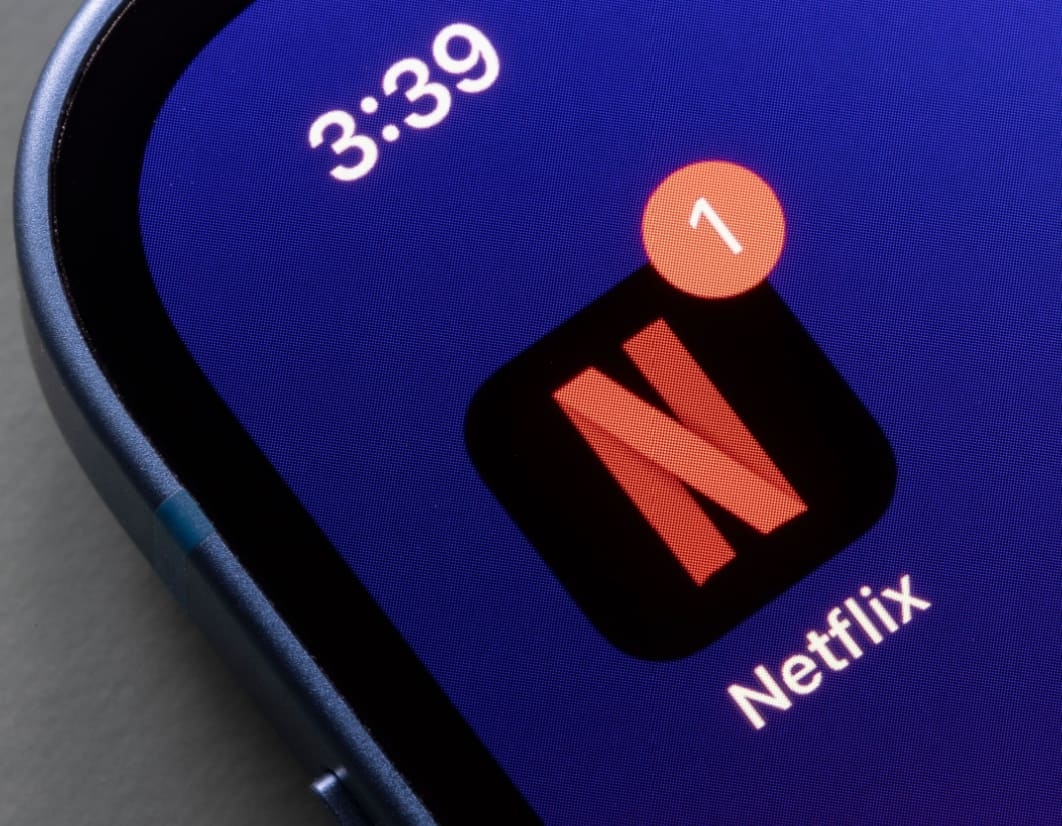 Banner Bisakah Download Film Netflix di HP atau Laptop?