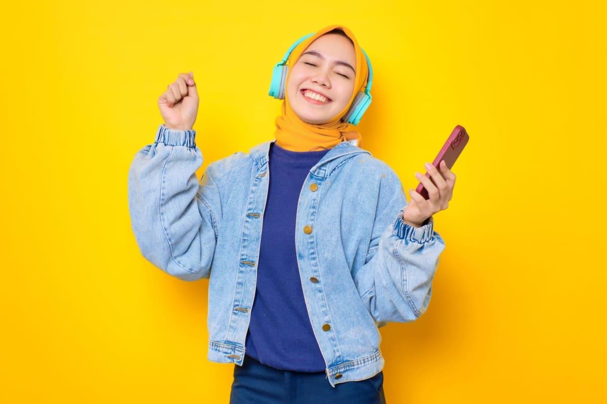 image 7 Gaya OOTD Hijab dengan Jaket Jeans yang Kece